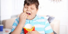 طفل سمين وشراهة في الأكل